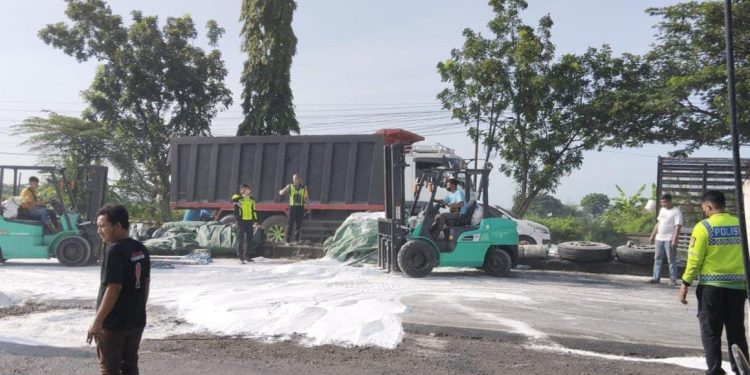 Pecah Ban..! Truck Muatan Gula Terguling di Lamongan
