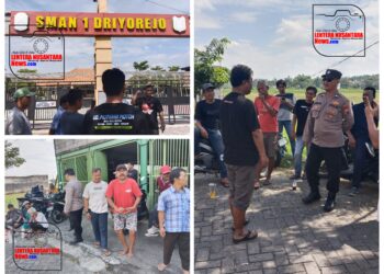 Tak Lolos Jalur Zonasi, Puluhan Warga Datangi Sekolah SMA Negeri 1 Driyorejo.