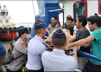 Sigap, Personil Pos PAM Polres Gresik Gercep Evakuasi Awak Kapal yang Pingsan di Pelabuhan Gresik