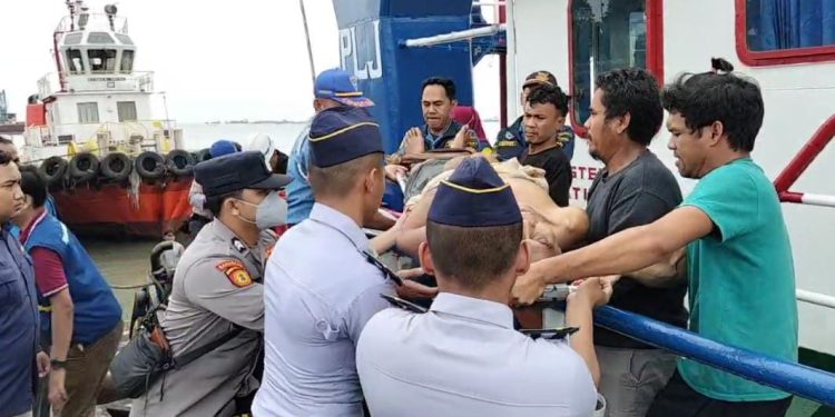 Sigap, Personil Pos PAM Polres Gresik Gercep Evakuasi Awak Kapal yang Pingsan di Pelabuhan Gresik