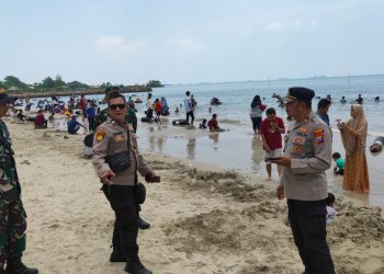 Pastikan Keselamatan & Keamanan Para Pengunjung Pantai Delegan, Polres Gresik Lakukan Pengamanan dan Patroli Secara Berkala.