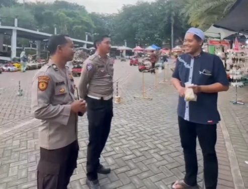 Ciptakan Situasi Aman dan Kondusif, Polres Gresik Berikan Edukasi Kepada Warga di Sekitar Alun Alun Gresik