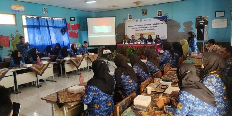 Workshop Penyusunan KSP SMPN 1 Mojoanyar Soroti Kesiapan Pembelajaran Mendalam Tahun Ajaran 2025/2026