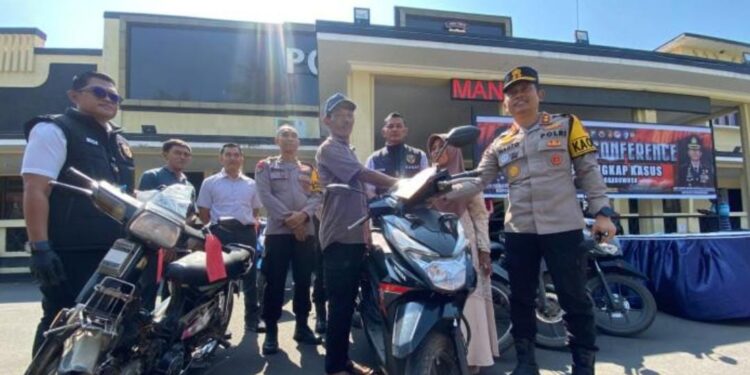 Kapolres Bondowoso Serahkan Motor Korban Pencurian, Dua Pelaku Diamankan