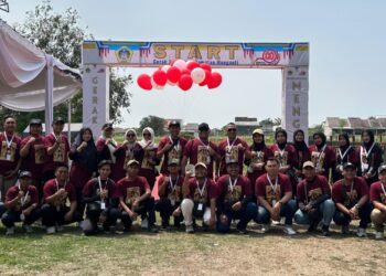 Bekerja Siang Malam Panitia Gerak Jalan Se- Kecamatan Menganti. Dibayar Dengan Nasi Kotak