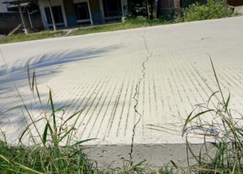 Rabat Beton Baru Seumur Jagung Sudah Retak. Diduga Ada Mark Up Anggaran.