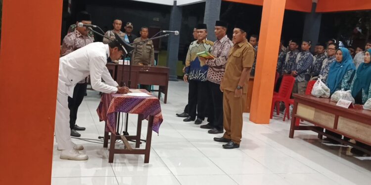 Pelantikan Perangkat Baru Pemerintah Desa Karangsemanding, Memastikan Pelayanan Masyarakat Semakin Optimal.