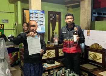 Polres Gresik Amankan Puluhan Botol Arak Bali dan Miras Impor Dalam Operasi Tipiring