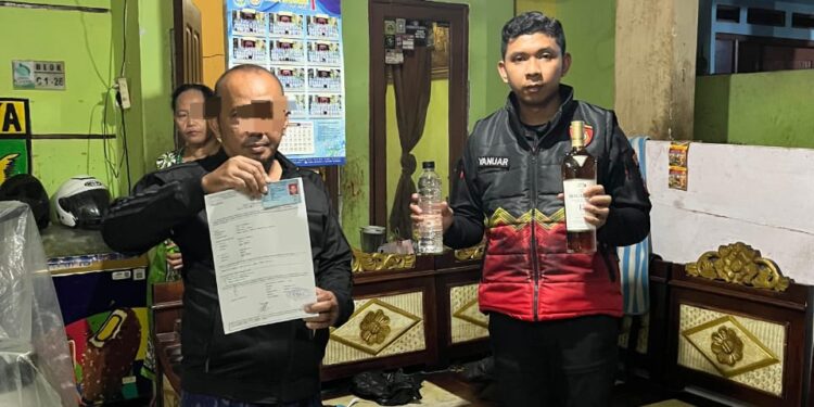 Polres Gresik Amankan Puluhan Botol Arak Bali dan Miras Impor Dalam Operasi Tipiring
