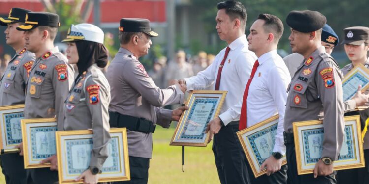 Usai Ungkap Kasus Pembunuhan 1×24 Jam, Satreskrim Polres Gresik Terima Penghargaan Dari Kapolda Jatim