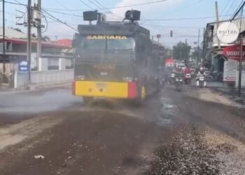 Sat Samapta Polres Gresik Semprot Jalan, Kurangi Dampak Debu Imbas Pelebaran Jalan Yosowilangun – Suci