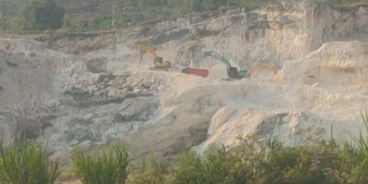 Pengusaha Tambang Batu Pedel Di Desa Banjaragung Kec.Rengel Kab.Tuban di duga Tak Berizin.