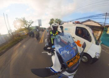 Sirine Ambulance Mati, Anggota Satlantas Polres Gresik Sigap Buka Jalan Kawal Ambulance