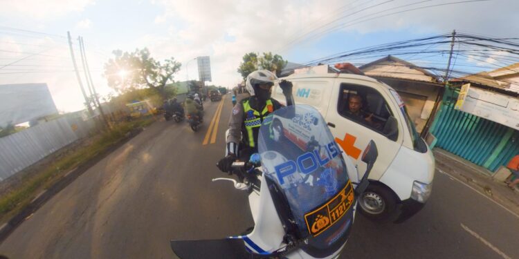 Sirine Ambulance Mati, Anggota Satlantas Polres Gresik Sigap Buka Jalan Kawal Ambulance