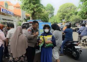 Lewat Gerakan Pangan Murah, Polres Gresik Turun Langsung Bantu Warga Dapatkan Beras Terjangkau