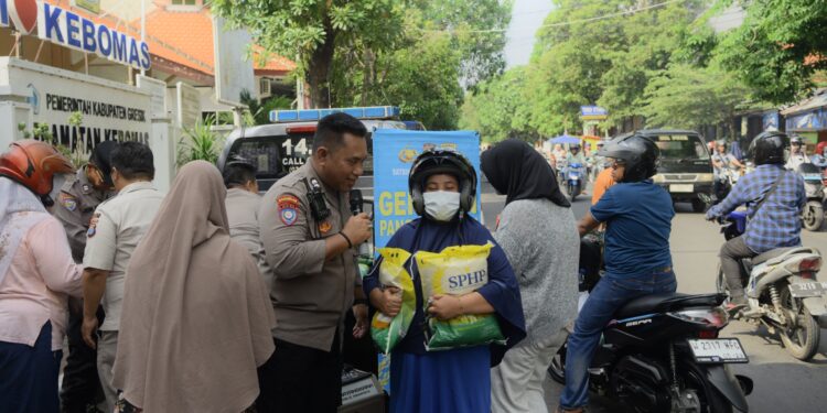 Lewat Gerakan Pangan Murah, Polres Gresik Turun Langsung Bantu Warga Dapatkan Beras Terjangkau