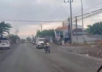 Jalan Licin Akibat Urukan di Jalur Bringkang–Kedamean Viral: Warga Jatuh Bergelimpangan, Pemerintah Diminta Bertindak