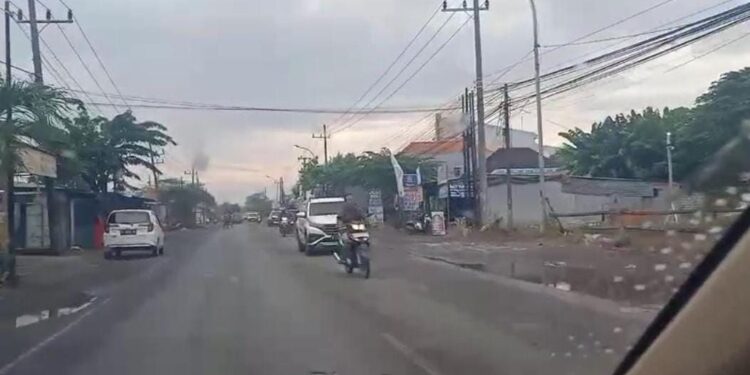 Jalan Licin Akibat Urukan di Jalur Bringkang–Kedamean Viral: Warga Jatuh Bergelimpangan, Pemerintah Diminta Bertindak
