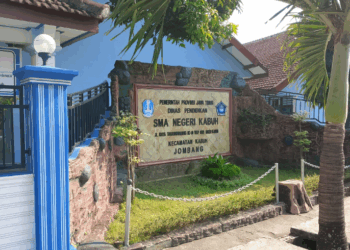 Skandal Dugaan Pungli di SMAN Kabuh di Bongkar Emak- Emak Melalui Grub Medsos.