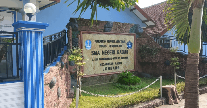 Skandal Dugaan Pungli di SMAN Kabuh di Bongkar Emak- Emak Melalui Grub Medsos.